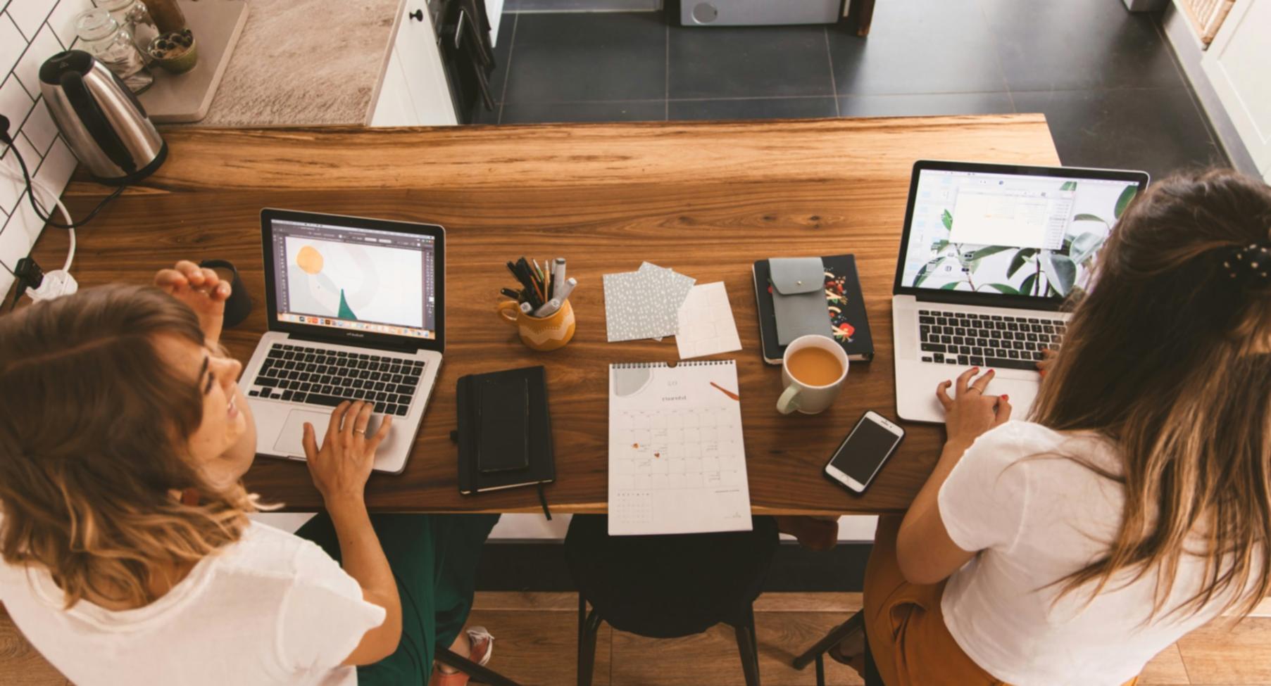 Formateur expliquant des concepts financiers lors d'un atelier collaboratif avec des supports pédagogiques