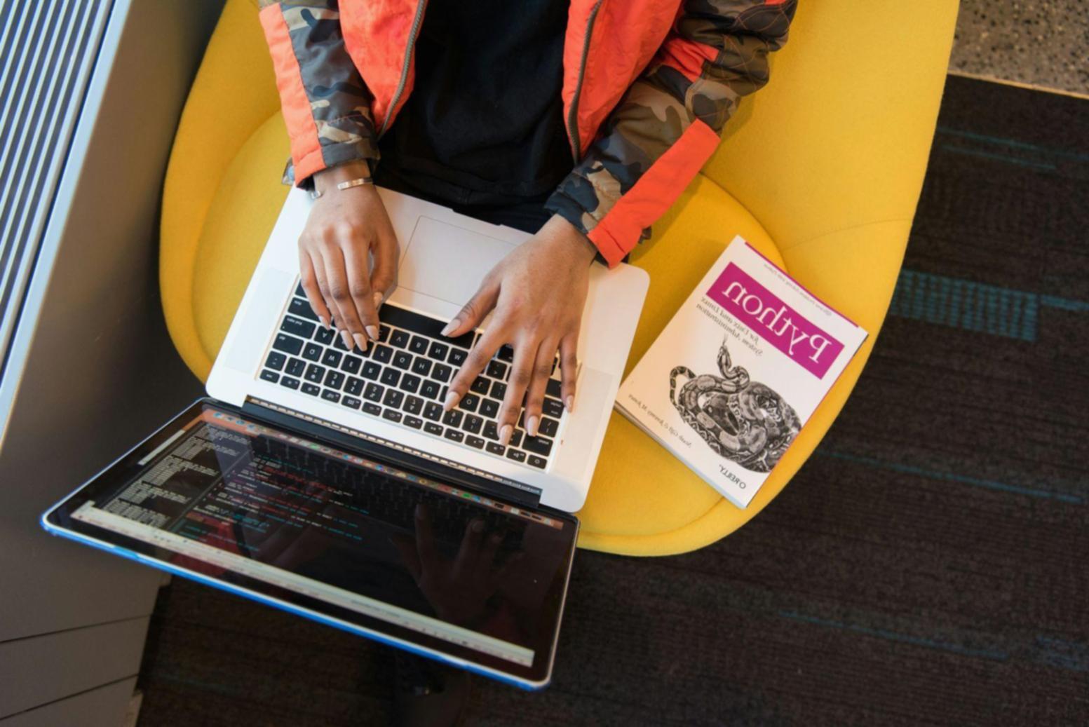 Espace de travail organisé avec des documents de planification budgétaire et un ordinateur portable